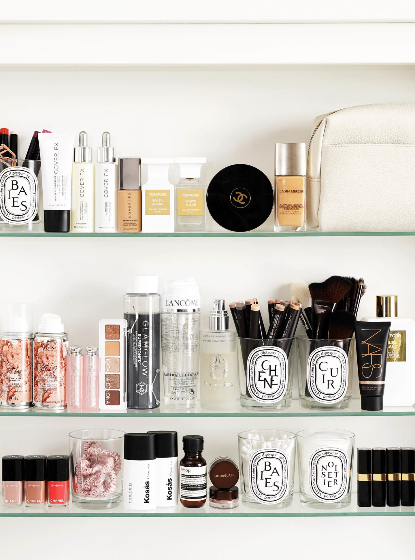 Favoris de beauté mars "width =" 1080 "height =" 1457 "srcset =" https://camaraderielimited.fr/wp-content/uploads/2019/03/Best-March-Beauty-Favorites-Sabrina-1440x1943.jpg 1440w, http://thebeautylookbook.com/wp-content/uploads/2019/03/Best-March-Beauty-Favorites-Sabrina-800x1080.jpg 800w, http://thebeautylookbook.com/wp-content/uploads/2019/03 /Best-March-Beauty-Favorites-Sabrina-74x100.jpg 74w, http://thebeautylookbook.com/wp-content/uploads/2019/03/Best-March-Beauty-Favorites-Sabrina-1080x1457.jpg 1080w "tailles = "(largeur maximale: 1080px) 100vw, 1080px" data-jpibfi-post-extrait = "Meilleur de la beauté préférée de mars pour le maquillage, les soins de la peau et les soins des cheveux. Arrondissez les meilleures bases, palette d'ombres à paupières, apprêts, etc. "data-jpibfi-post-url =" http://thebeautylookbook.com/2019/03/best-of-march-beauty-favorites.html "data-jpibfi data-jpibfi-src = "https://camaraderielimited.fr/wp-content/uploads/2019/03/Best-March-Beauty-Favorites-Sabrina-1440x1943.jpg "/></p>
<p>Cela fait un moment que je n’ai pas reçu de récapitulatif des favoris mensuels, mais j’en ai un pour ceux qui demandent le retour de cette série et qui veulent savoir ce que j’ai aimé ces derniers temps!</p>
<ol>
<li>Cover FX Water Cloud Primer * est l'une des nouvelles amorces de Cover Fx. Ils en ont reconditionné et reformulé quelques-uns et lancé deux nouvelles formules. Celui-ci est mon préféré pour refroidir et rafraîchir la peau et également défendre de la lumière bleue. Cela rend leur base appliquer en douceur et durer toute la journée.</li>
<li>Les gouttes boosters * et les gouttes éclaircissantes éclairantes Cover FX SPF 30 * agissent toutes les deux pour améliorer un fond de teint doté de propriétés différentes. Le FPS 30 one est vendu partout, mais j'aime bien ajouter une protection solaire au fond de teint. Il est clair et s’applique sans problème une fois mélangé à leur Power Play Foundation * (revue <em>ici</em>). Les gouttes éclaircissantes sont censées aider à éclaircir la peau et à réduire les taches brunes. Je n’ai pas encore remarqué d’effet éclaircissant, mais cela donne un aspect lisse et lisse à la base.</li>
<li>L'eau de parfum * en suède blanc + suède blanc de Tom Ford constitue la combinaison la plus étonnante. Depuis que je porte ce vêtement depuis un mois, on m'arrête souvent de demander quel parfum je porte. De toute façon, le soleil blanc est l'un de mes préférés et, lorsqu'il est superposé à du suède blanc, il ajoute plus de profondeur et de puissance.</li>
<li>La base de maquillage bronzante Chanel Soleil Tan de Chanel est l’un des meilleurs bronzeurs crème que j’ai aimé pendant des années, je l’aime toujours autant!</li>
<li>Fond de teint sublimateur d'éclat Flawless Lumiere de Laura Mercier * (examen <em>ici</em>) est la fondation la plus usée ce mois-ci.</li>
<li>Le shampooing sec IGK Jet Lag Invisible (mini illustré) est mon shampooing sec préféré. Je garde souvent le mini avec moi en déplacement.</li>
<li>Les lèvres Dior Lip Glow en corail et en or rose sont mes baumes teintés les plus portés du mois dernier.</li>
<li>Natasha Denona Mini Nude Eye Palette * (examen <em>ici</em>) fait le plus beau regard neutre et chaleureux.</li>
<li>La solution exfoliante Glamglow Supertoner est le seul produit acide liquide que j’ai vraiment aimé et que j’ai vraiment pensé pouvoir utiliser. Je l’utilise comme tonique et cela aide à nettoyer les pores obstrués et à prévenir les éruptions cutanées.</li>
<li>L'eau démaquillante Eau micellaire Lancome est l'une de mes eaux nettoyantes les plus rachetées.</li>
<li>Omorovicza Queen of Hungary Mist est ma brume préférée pour une sensation légère et hydratante. J'ai ceci dans une mini que j'aime bien aussi garder dans mon sac à main de temps en temps.</li>
<li>Les bâtonnets Caviar Eye de Laura Mercier en or rose, cuivre et sable glow * sont les meilleurs types de paupières à paupières pour un œil sans effort.</li>
<li>NARS Super Radiant Booster (examen <em>ici</em>) a été mon illuminateur liquide doux préféré ce mois-ci.</li>
<li>Chanel Le Vernis dans Organdi * (swatched <em>ici</em>) et Jaspe * (échantillonné <em>ici</em>) étaient mes favoris personnels, Bleached Mauve était un lecteur préféré (swatched <em>ici</em>).</li>
<li>La Kosas Teinted Face Oil * dans Shade 6 (testez bientôt) est une belle huile pour le visage teintée et légère qui ajoute une quantité très naturelle de couvrance et d'éclat.</li>
<li>Le lavage à la main sans rinçage Aesop Resurrection est une excellente chose à avoir dans mon sac quand je suis en déplacement, ça sent aussi incroyable!</li>
<li>Ombre à paupières légère dispersée dans un sablier dans la fumée, le film et les reflets (examen <em>ici</em>) sont les plus jolis paupières étincelantes pour ajouter de la dimension et des reflets.</li>
<li>Chanel Rouge Coco Flash en Flash (revue <em>ici</em>) est la meilleure lèvre rose corail éclaircissante que j’ai essayée cette année.</li>
</ol>
<p style=