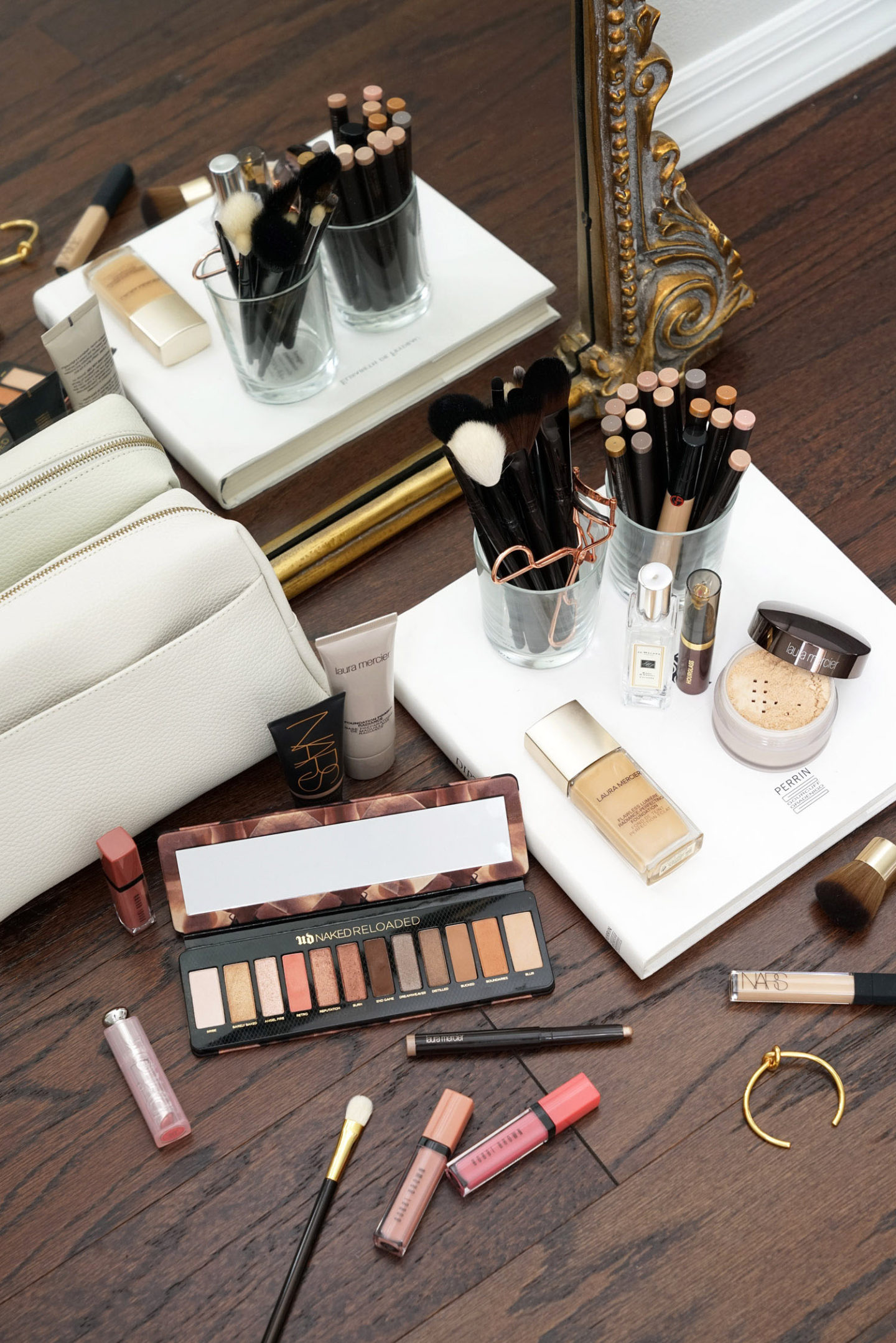 Tout le monde parle de maquillage de printemps, Urban Decay Naked Reloaded, Huile pour les lèvres teintée sablier, Fondation Laura Mercier Flawless Lumiere Radiance