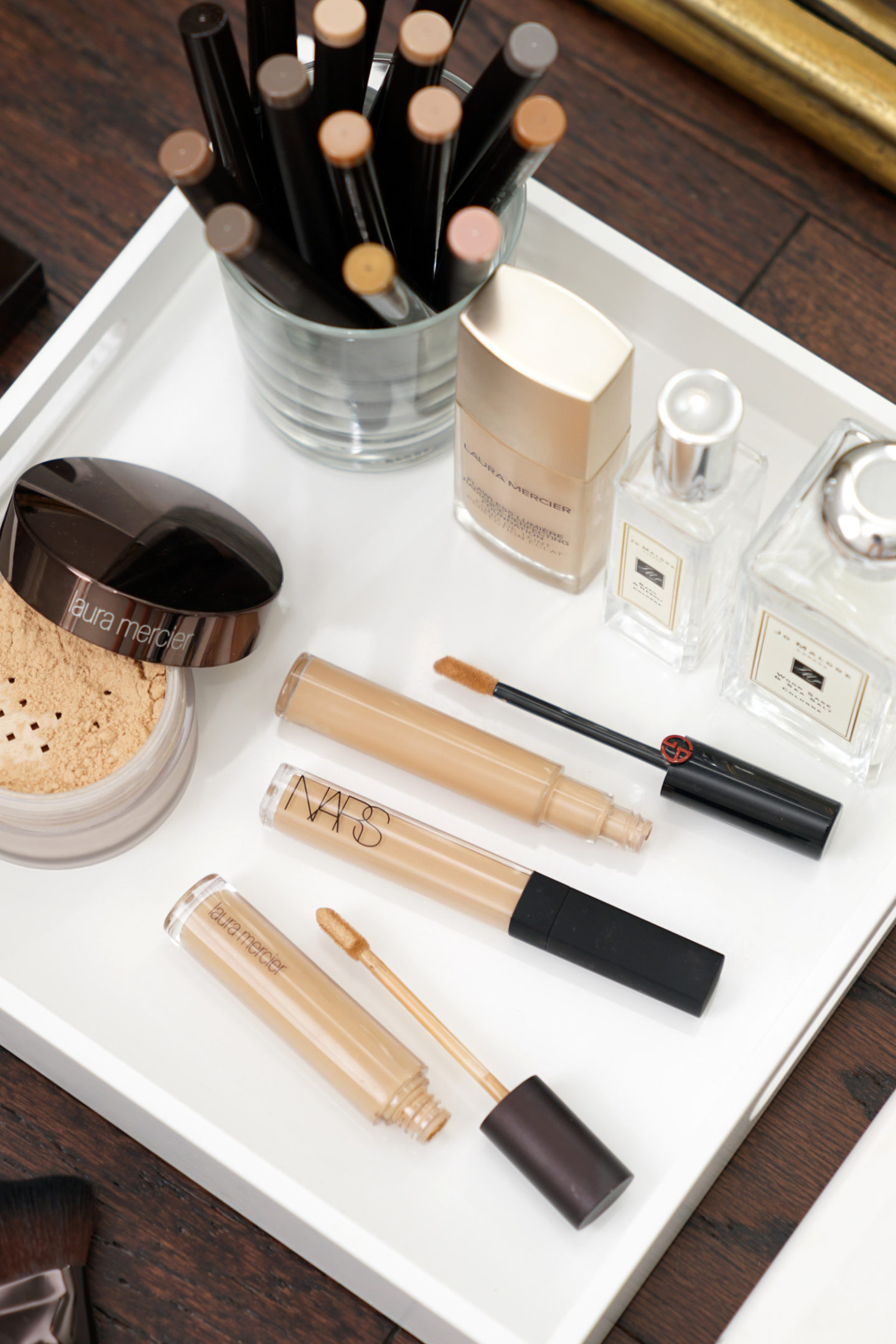 Correcteur de tissus Armani Power, correcteur crémeux éclatant NARS, correcteur sans faille Laura Mercier