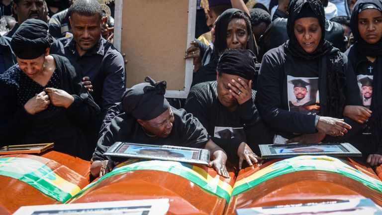 Les personnes en deuil des victimes du vol d'Ethiopian Airlines lors d'un enterrement collectif à Addis-Abeba