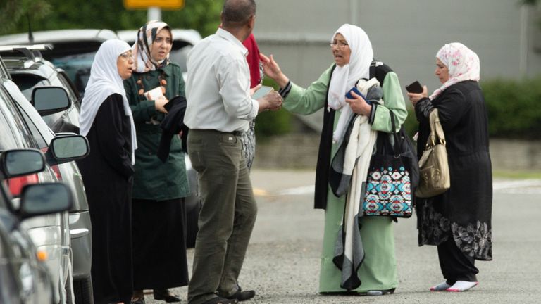 Personnes à l'extérieur de la mosquée Al Noor à Christchurch