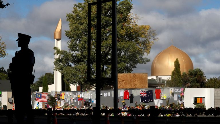 Un officier de police monte la garde pour rassurer près de la mosquée Al Noor