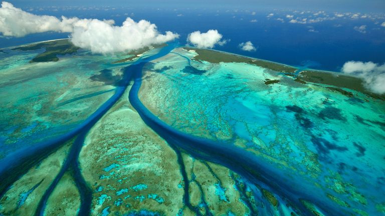 Chenaux de marée en corail qui alimentent en eau de mer le lagon central, Aldabra, Seychelles. Pic: Alamy