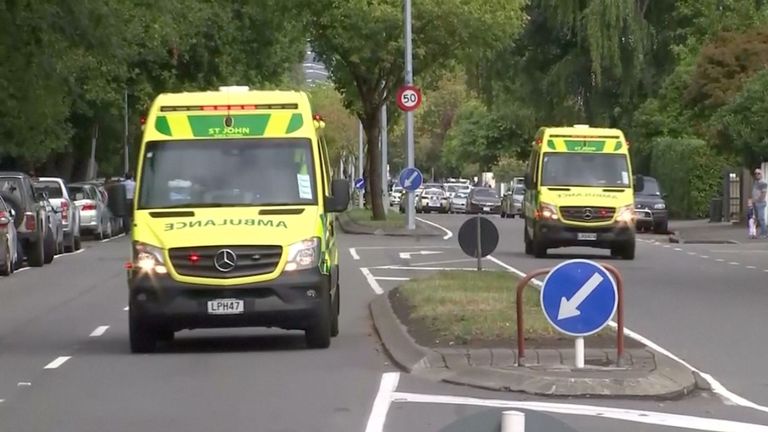 Les ambulances se précipitent sur le lieu de la fusillade à Christchurch