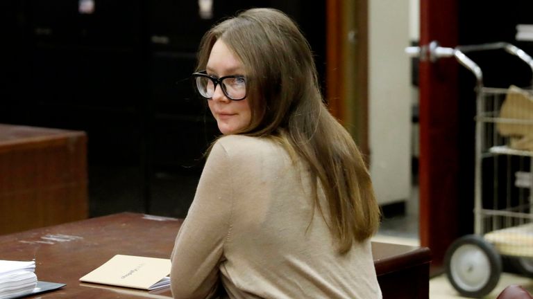 Anna Sorokin arrive à la Cour suprême de l'État de New York, à New York, le mercredi 27 mars 2019. Sorokin est jugée pour vol qualifié et vol de services. 