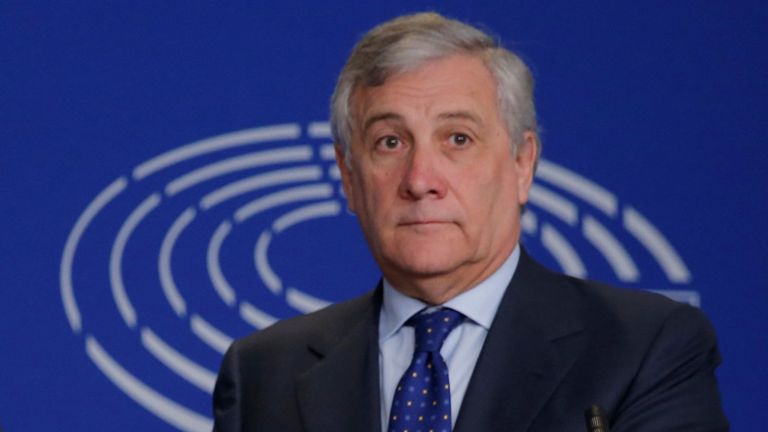 Le président du Parlement européen, Antonio Tajani, et le négociateur en chef du Brexit de l'Union européenne, Michel Barnier, tiennent l'accord sur le retrait du Royaume-Uni.