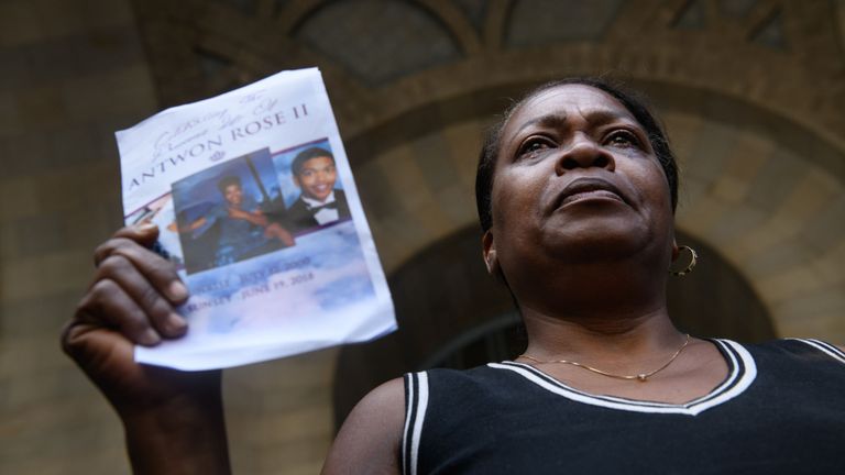 Carmen Ashley, la grande tante d'Antwon Rose II, détient la carte commémorative de ses obsèques lors d'une manifestation