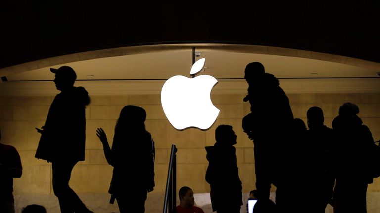 New York, New York - 3 janvier: Les gens achètent dans un magasin Apple au Grand Central Terminal, le 3 janvier 2019 à New York. Les actions américaines ont de nouveau chuté jeudi après qu'Apple ait averti que ses ventes du premier trimestre seraient inférieures aux prévisions. (Photo de Drew Angerer / Getty Images)