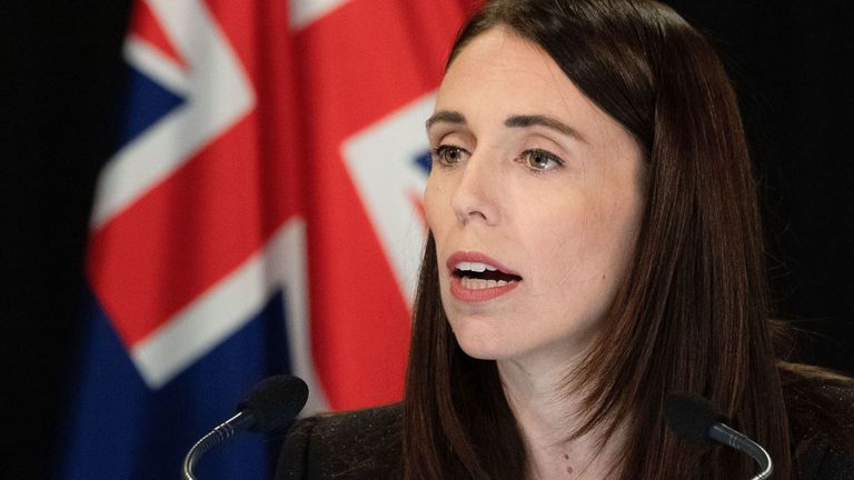 La Premier ministre néo-zélandaise, Jacinda Ardern, s'adresse aux médias lors de sa conférence de presse après la réunion du Cabinet au Parlement de Wellington, le 25 mars 2019