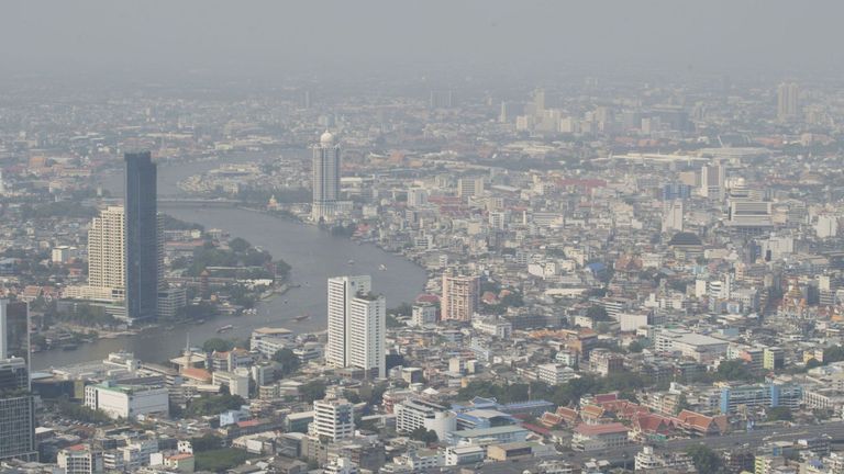 Horizon pollué de Bangkok vu depuis son plus haut gratte-ciel