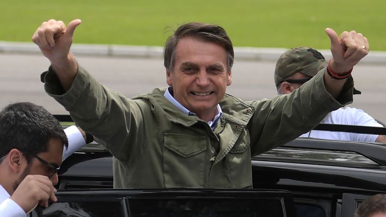 Jair Bolsonaro, le président d'extrême droite élu du Brésil, félicite les supporters