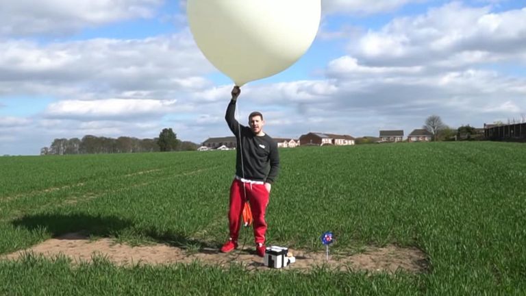 Burger envoyé dans l'espace. Pic: YouTube / Killem