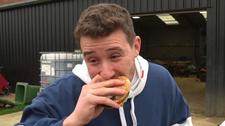 Burger envoyé dans l'espace. Pic: YouTube / Killem