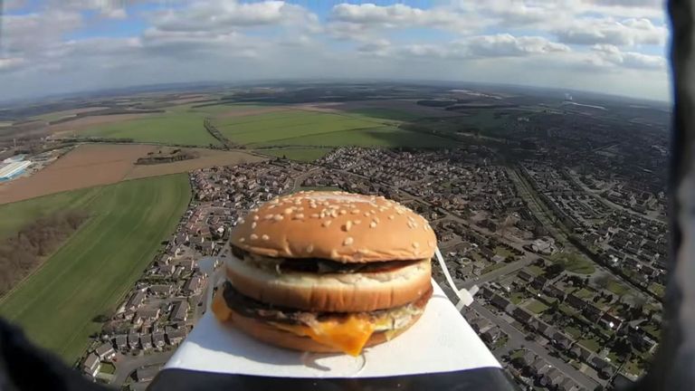 Burger envoyé dans l'espace. Pic: YouTube / Killem
