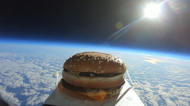 Burger envoyé dans l'espace. Pic: YouTube / Killem