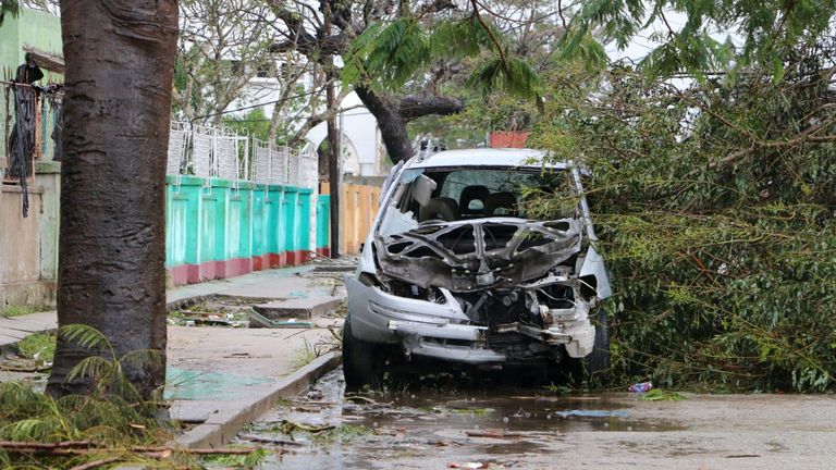 Une voiture détruite au milieu des destructions causées par le cyclone à Beira, au Mozambique