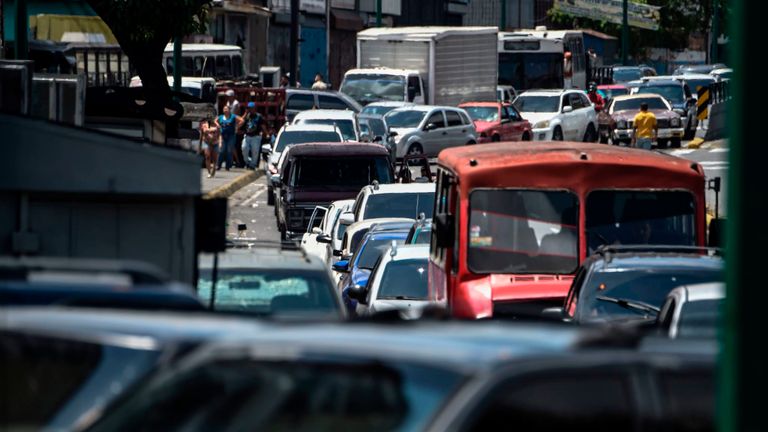 Des personnes font la queue à une station-service à Caracas, le 10 mars 2019, lors d'une panne de courant massive