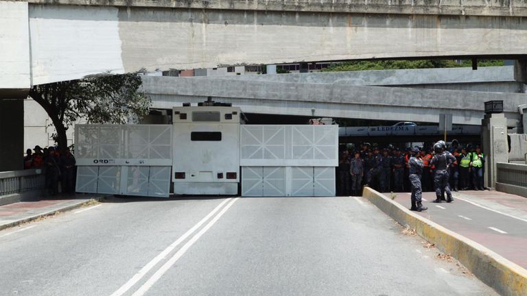 La police nationale bolivarienne bloque la route à l'ouest de Caracas afin que les manifestants ne puissent pas se rendre à l'est pour voir Guaido