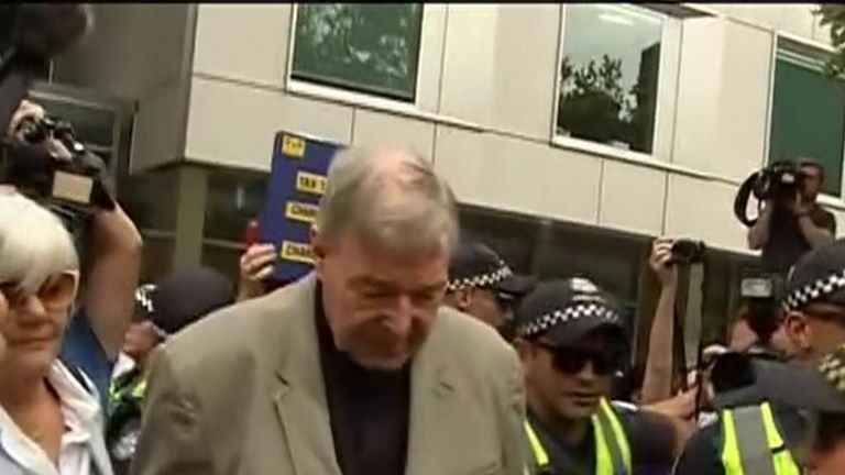Le cardinal George Pell a été chahuté par des passants lorsqu'il a quitté le tribunal de Melbourne le 26 février, le jour où une ordonnance de répression relative à la dénonciation de sa condamnation pour agression sexuelle sur un enfant a été levée.