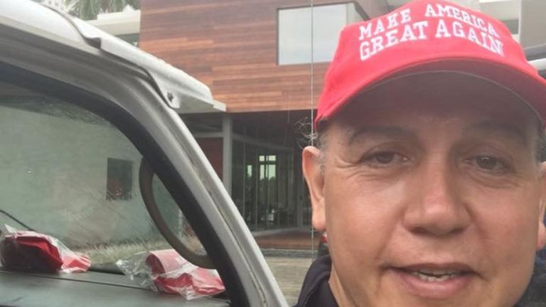 Sayoc a partagé une photo de lui-même portant un "MAGA" & # 39; chapeau. Pic: Cesar Sayoc