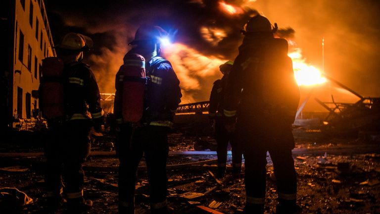Les pompiers travaillent à l'extinction de l'incendie après une explosion à l'usine de pesticides appartenant à Tianjiayi Chemical