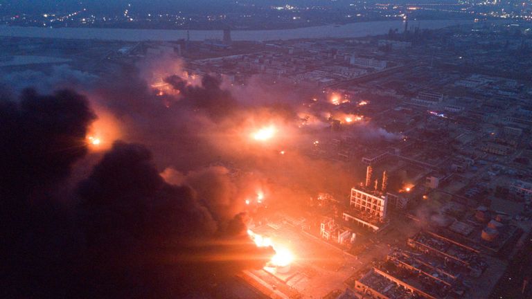 La fumée s'échappe de l'explosion de l'usine