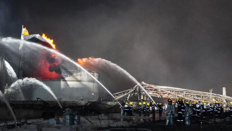 Les pompiers tentent d'étouffer les flammes à Yancheng
