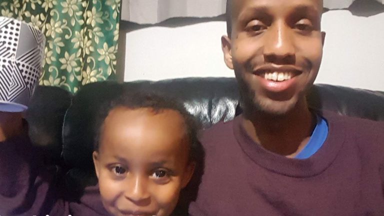 Muca Ibrahim, 3 ans, avec son frère Abdi Ibrahim. Pic: Abdi Ibrahim