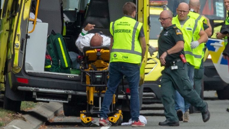 Un blessé est chargé dans une ambulance à la mosquée Al Noor