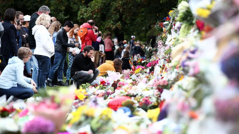 Des fleurs ont envahi les rues de Christchurch alors que la ville s'apprêtait à faire face à la tragédie
