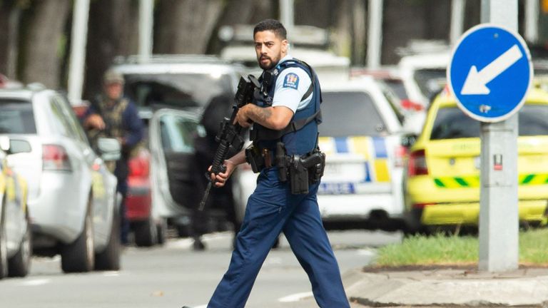 La police armée est en force à Christchurch après la fusillade qui a fait au moins 40 morts