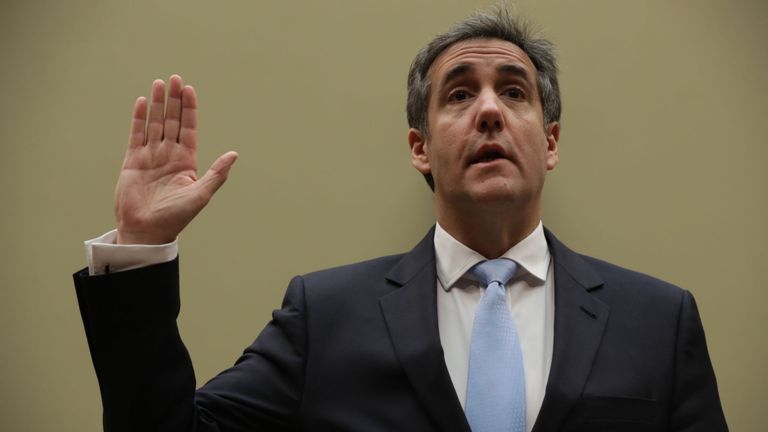 WASHINGTON, DC - 27 FÉVRIER: Michael Cohen, ancien avocat et conseiller du président Donald Trump est assermenté avant de témoigner devant le comité de surveillance de la Chambre sur Capitol Hill, le 27 février 2019, à Washington, DC. L’année dernière, Cohen a été condamné à trois ans de prison et à une amende de 50 000 dollars pour fraude fiscale, fausses déclarations à une institution financière, contributions illicites excessives aux campagnes électorales et mensonge devant le Congrès dans le cadre de l’enquête de l’avocat spécial Robert Mueller en
