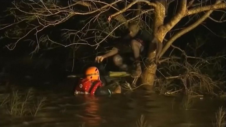 Les sauveteurs ont lancé des dériveurs dans des zones inondées pour naviguer dans des roseaux et des arbres, où certaines personnes se perchaient sur des branches.