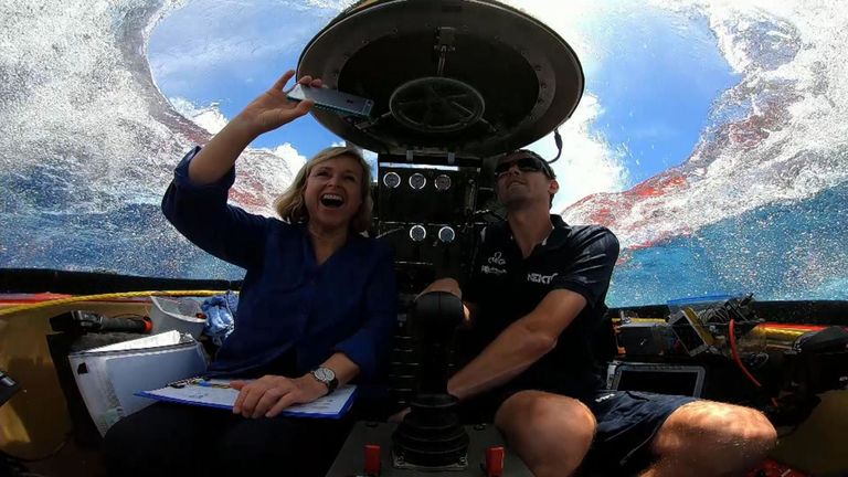 Retour au niveau de la mer: Anna Botting de Sky fait surface dans un sous-marin après avoir été diffusée depuis les profondeurs de l'océan Indien