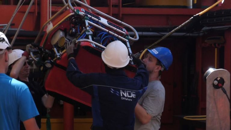 Des sauveteurs récupèrent un mini-sous-marin blessé au fond de l'océan Indien