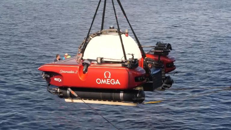 Des sauveteurs récupèrent un mini-sous-marin blessé au fond de l'océan Indien
