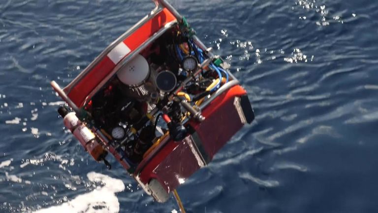 Des sauveteurs récupèrent un mini-sous-marin blessé au fond de l'océan Indien
