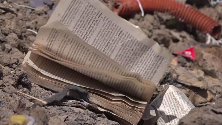 Un livre de poche flotte dans la brise 