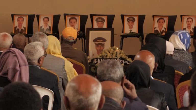 Les personnes en deuil rendent hommage à l'équipage du vol condamné d'Ethiopia Airlines
