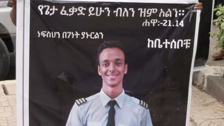 Les personnes en deuil rendent hommage à l'équipage du vol condamné d'Ethiopia Airlines