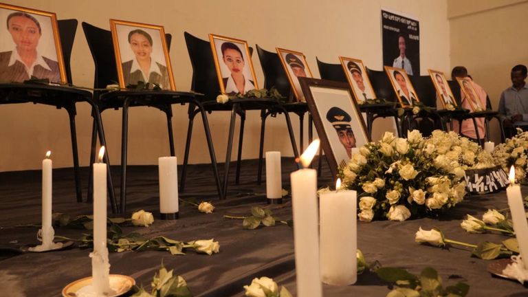Les personnes en deuil rendent hommage à l'équipage du vol condamné d'Ethiopia Airlines