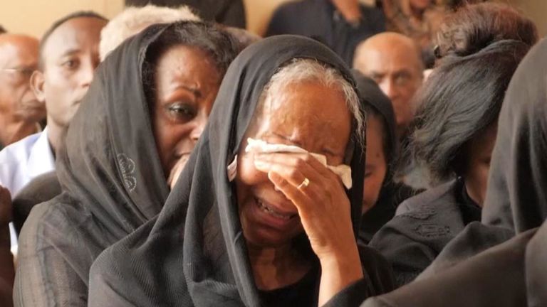 Les personnes en deuil rendent hommage à l'équipage du vol condamné d'Ethiopia Airlines
