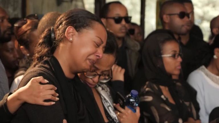 Les personnes en deuil rendent hommage à l'équipage du vol condamné d'Ethiopia Airlines