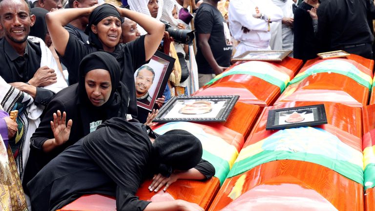 Des femmes pleurent à côté des cercueils de parents décédés dans le crash de Ethiopian Airlines