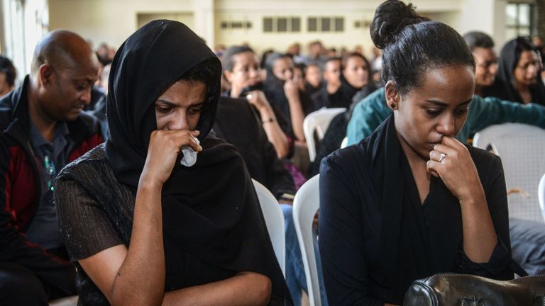 Les gens pleurent lors d'un service commémoratif pour les membres de l'équipage décédés dans l'accident