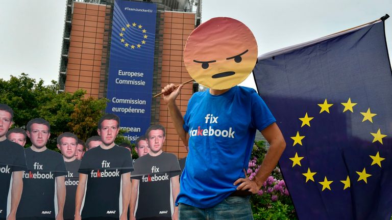 Des activistes mondiaux d’Avaaz ont mis en place des découpes en carton du chef de Facebook, Mark Zuckerberg, sur lesquelles est écrit: "Fix Fakebook".