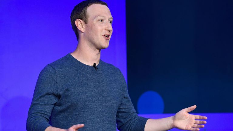 Le PDG de Facebook, Mark Zuckerberg, prend la parole lors d'une conférence de presse à Paris le 23 mai 2018