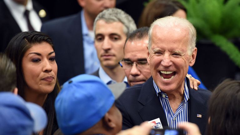 Le 1 er novembre 2014, le vice-président américain Joe Biden prend la parole lors d'un rassemblement organisé dans une salle syndicale à Las Vegas (Nevada). Biden se prépare pour les démocrates du Nevada avant les élections du 4 novembre.