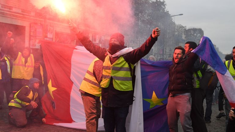 Paris, france - 08 décembre: les gens participent à la démonstration des gilets jaunes près de l'avenue des champs-elysees le 08 décembre 2018 à paris en france. Gilets jaunes & # 39; ("Gilet Jaunes" ou "Vestes Jaunes") est un mouvement de protestation sans affiliation politique qui proteste contre les taxes et la hausse du prix de l'essence. Le & # 39; Yellow Vest & # 39; Des manifestations ont détruit des quartiers de Paris et d’autres villes françaises pendant près d’un mois, alors que le mouvement inspiré par une nouvelle taxe sur les carburants avait absorbé une vaste gamme de mesures anti-politiques.