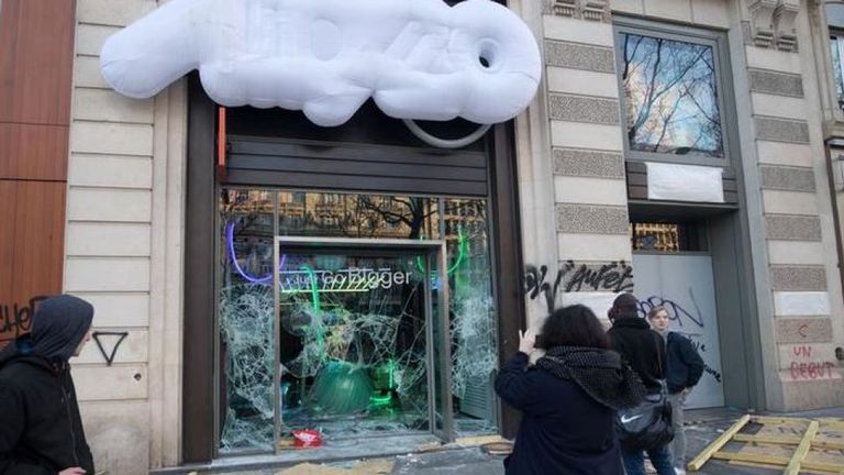 Les soldats garderont les bâtiments du gouvernement et tenteront d’éviter les dommages aux magasins des Champs-Élysées 